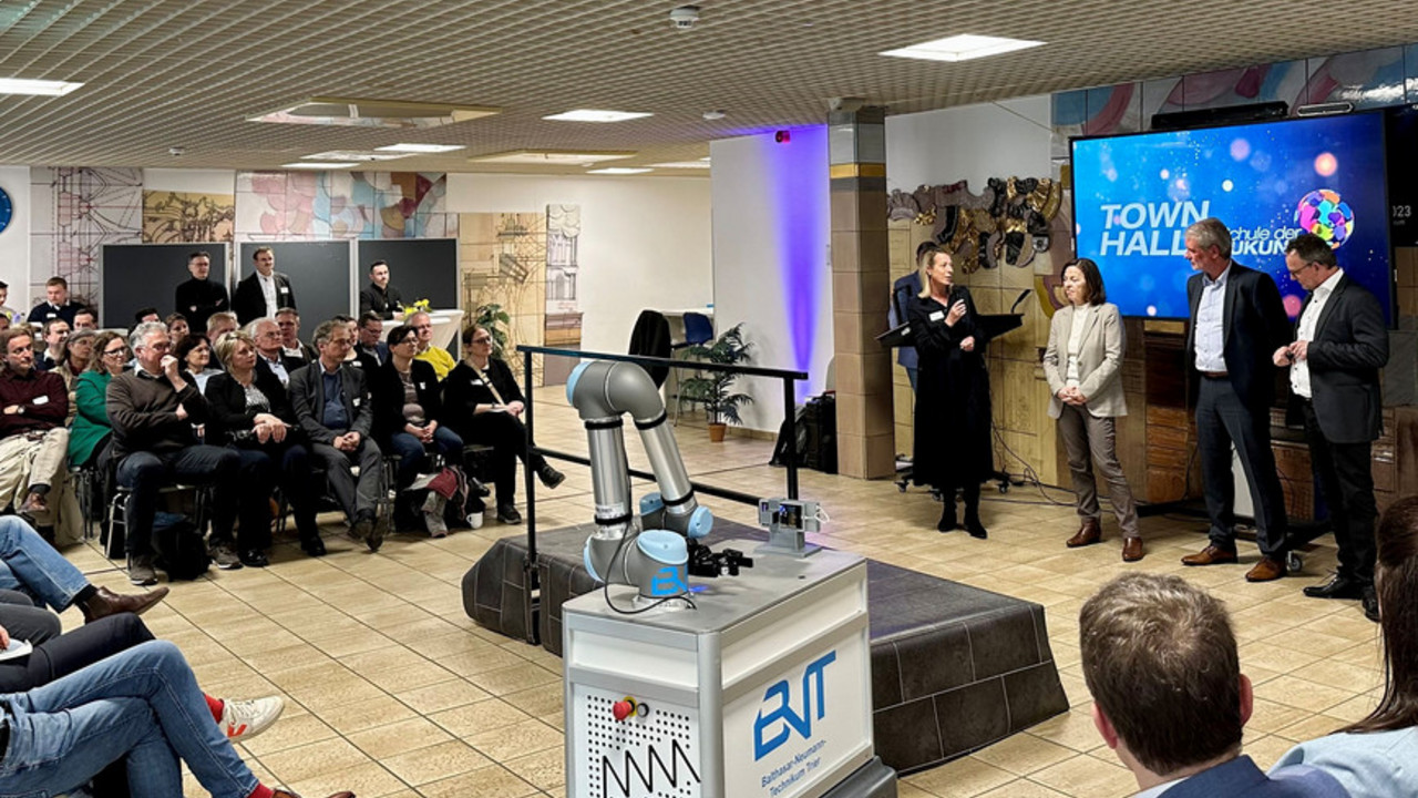 Ein Roboter, der Aufnahmen macht, "begrüßt" die Teilnehmer an der MIN-Town Hall im Balthasar-Neumann-Technikum in Trier. Foto: Bildungsministerium