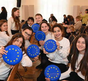 Schülerinnen und Schüler halten Frisbees mit der europäischen Fahne in die Kamera. 