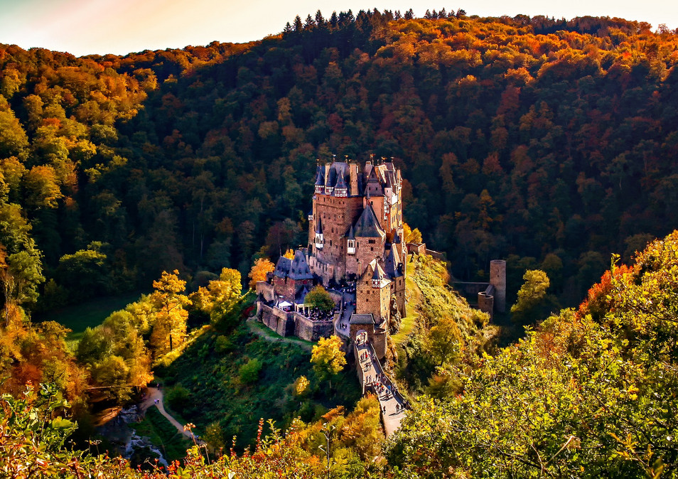 Luftaufnahme von Burg Eltz im Herbst