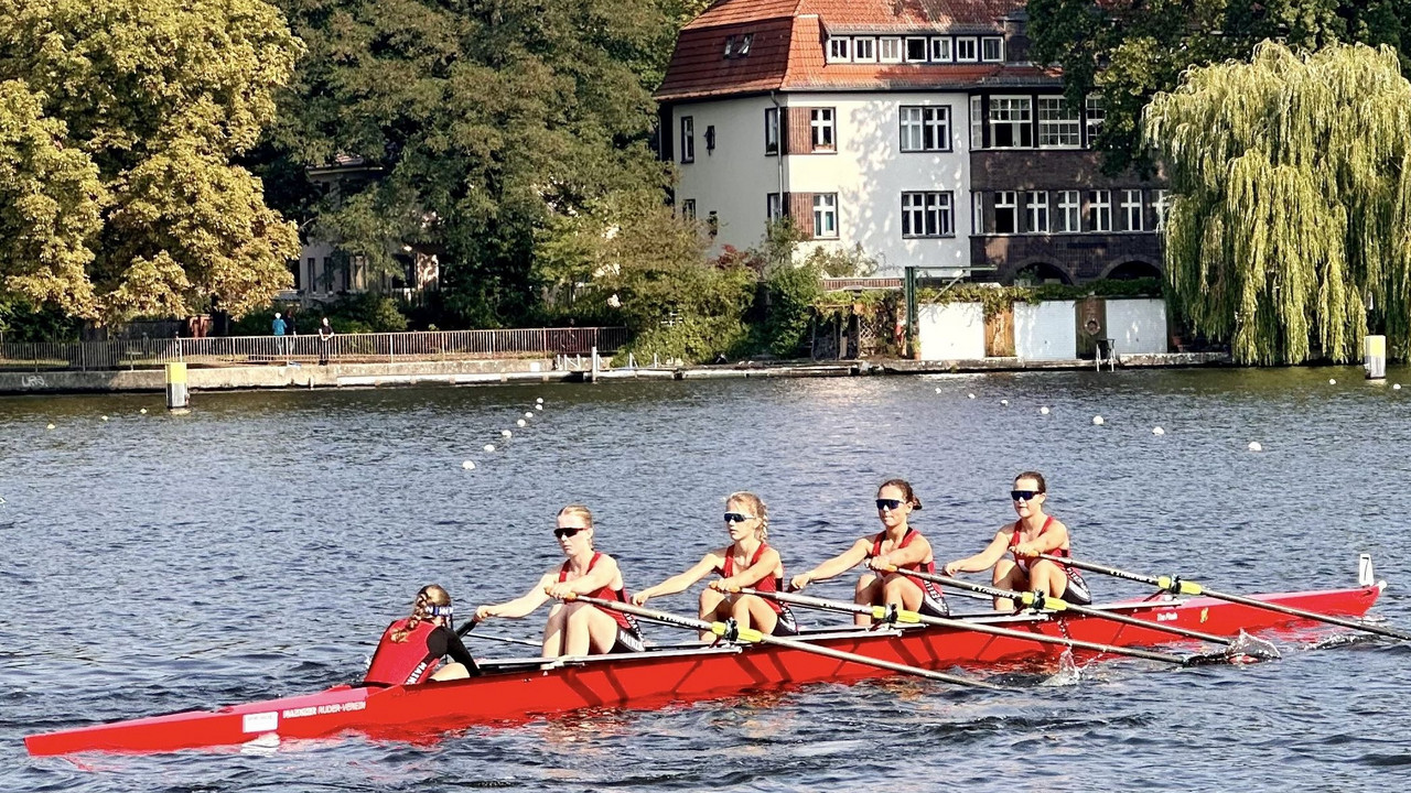 Auf dem Foto sind die Mädchen des Ruderteams zu sehen. Sie Rudern gemeinsam. 