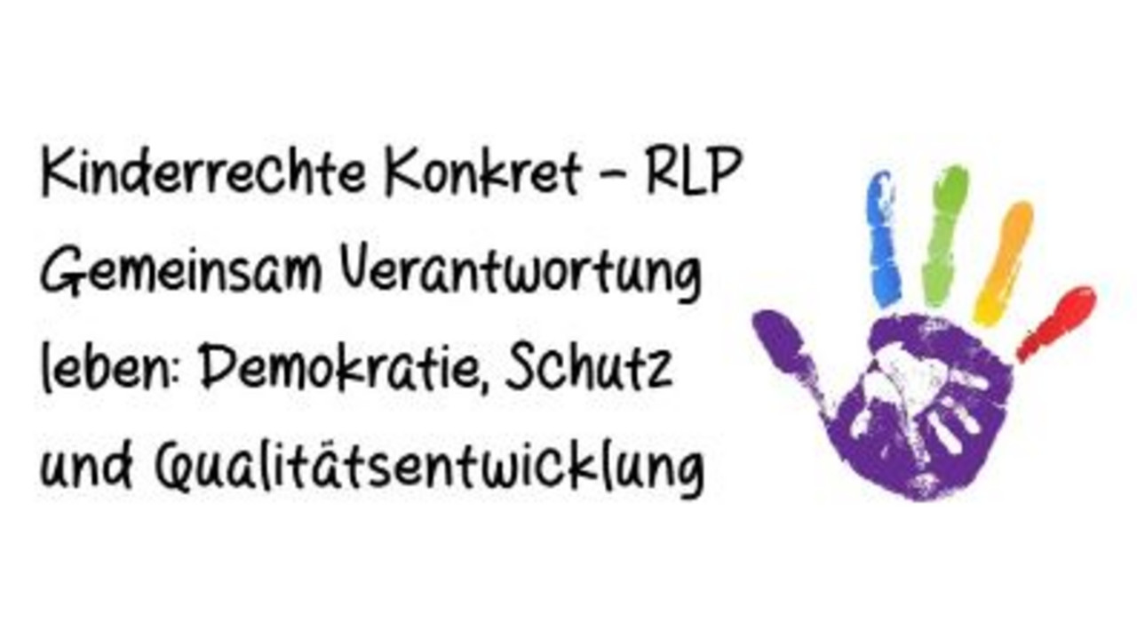 Auf der linken Seite: Kinderrechte Konkret - RLP Gemeinsam Verantwortung leben: Demokratie, Schutz und Qualitätsentwicklung, Rechts: Handabdruck Hand lila, Finger lila, blau, grün, gelb, rot; Kleiner Handabdruck in der großen Handfläche