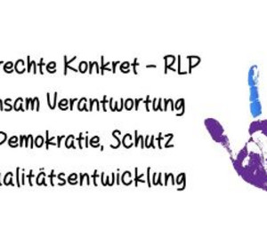 Auf der linken Seite: Kinderrechte Konkret - RLP Gemeinsam Verantwortung leben: Demokratie, Schutz und Qualitätsentwicklung, Rechts: Handabdruck Hand lila, Finger lila, blau, grün, gelb, rot; Kleiner Handabdruck in der großen Handfläche