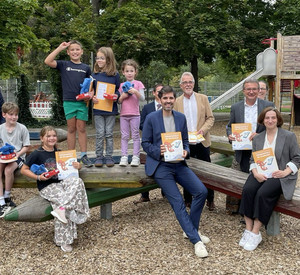 Vorstellung der Pakete gegen Cybergrooming an der Goethe-Grundschule in Mainz mit Bildungsminister Sven Teuber (Vierter von rechts).
