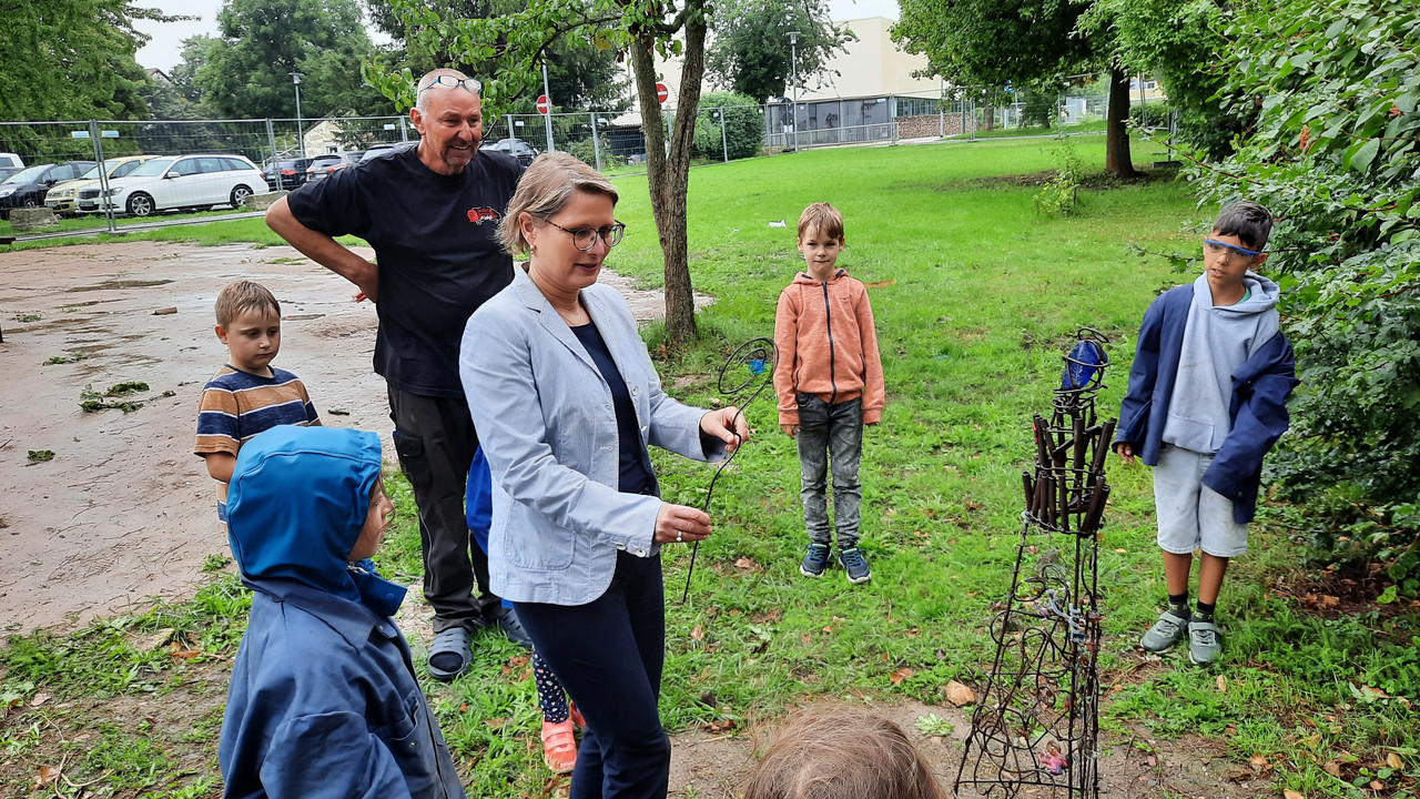 Besuch der Sommerferienspiele in Alzey. Die Ministerin erhält auf dem Bild einen Zauberstab von den Kindern
