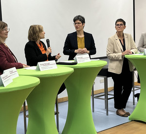 Auf dem Foto zu sehen von links nach rechts: Nicole Steingaß, Katrin Eder, Moderatorin Dr. Franziska Ziegelmeyer, Petra Dick-Walther, Dr. Stefanie Hubig.