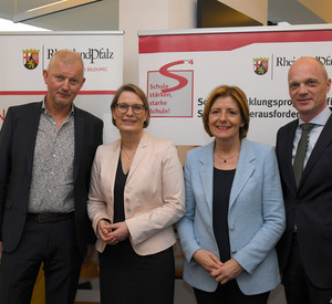 Auf dem Foto sehen sie Ministerpräsidentin Malu Dreyer, Bildungsministerin Dr. Stefanie Hubig, den Geschäftsführer der Wübben Stiftung Bildung Dr. Markus Warnke und den Bildungsforscher Prof. Dr. Olaf Köller.
