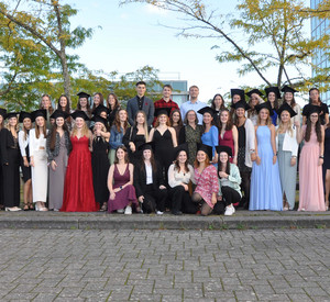 Zu sehen sind die ersten Absolventinnen und Absolventen des Studiengangs Grundschullehramt an der Universität