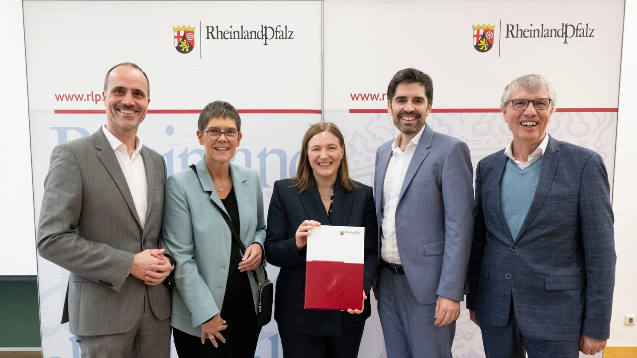 Von links: Wissenschaftsminister Clemens Hoch, Wirtschaftsstaatssekretärin Petra Dick-Walther, Frauenministerin Katharina Binz, Bildungsminister Sven Teuber und Klimaschutzstaatssekretär Dr. Erwin Manz.