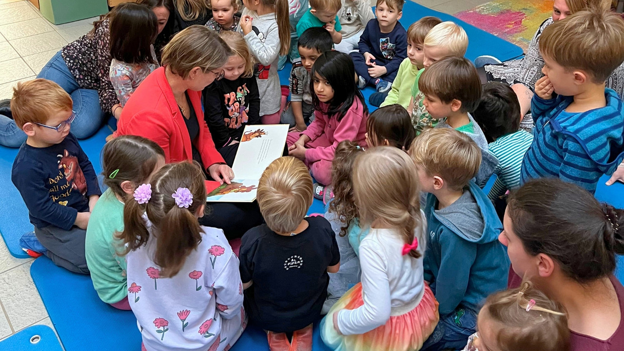 Ministerin Dr. Stefanie Hubig besucht eine Kindertageseinrichtung