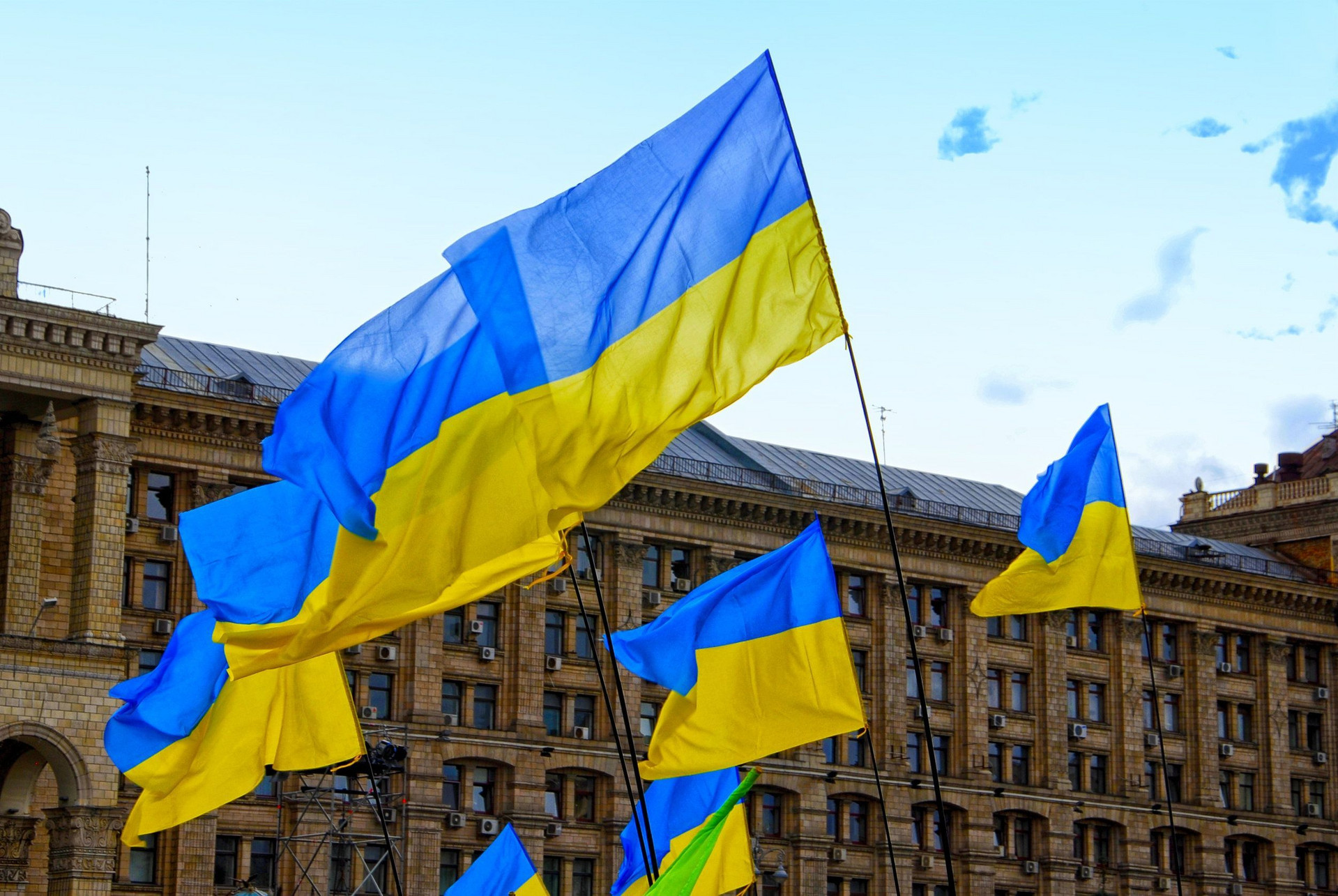 Ukrainische Flaggen wehen im Wind