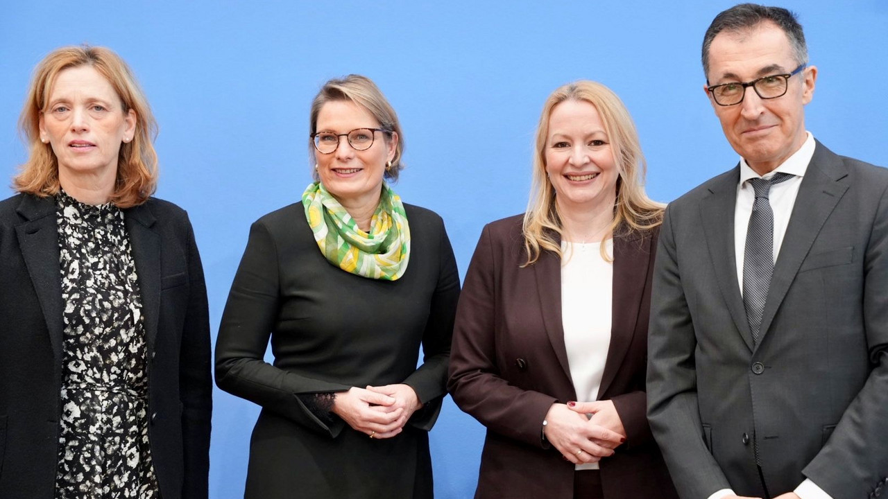 Die Ministerinnen und Minister Karin Prien, Dr. Stefanie Hubig, Christine Streichert-Cluvot und Cem Özdemir (von links) in der Bundespressekonferenz in Berlin.