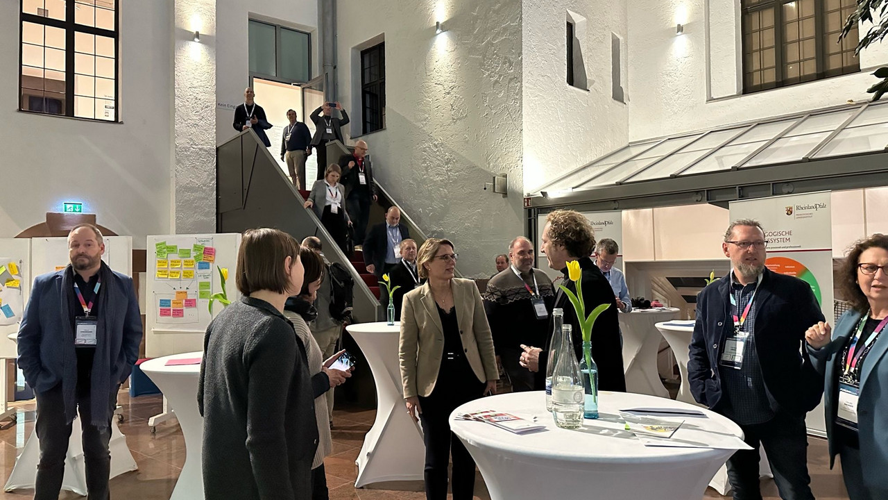 Mischte sich beim "Forum: Zukunft" Speyer gern zum Gespräch unter die Teilnehmer: Bildungsministerin Dr. Stefanie Hubig (Mitte). Foto: Bildungsministerium