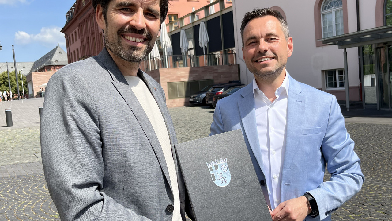 Bildungsminister Sven Teuber (links) und der Koblenzer Oberbürgermeister David Langner.