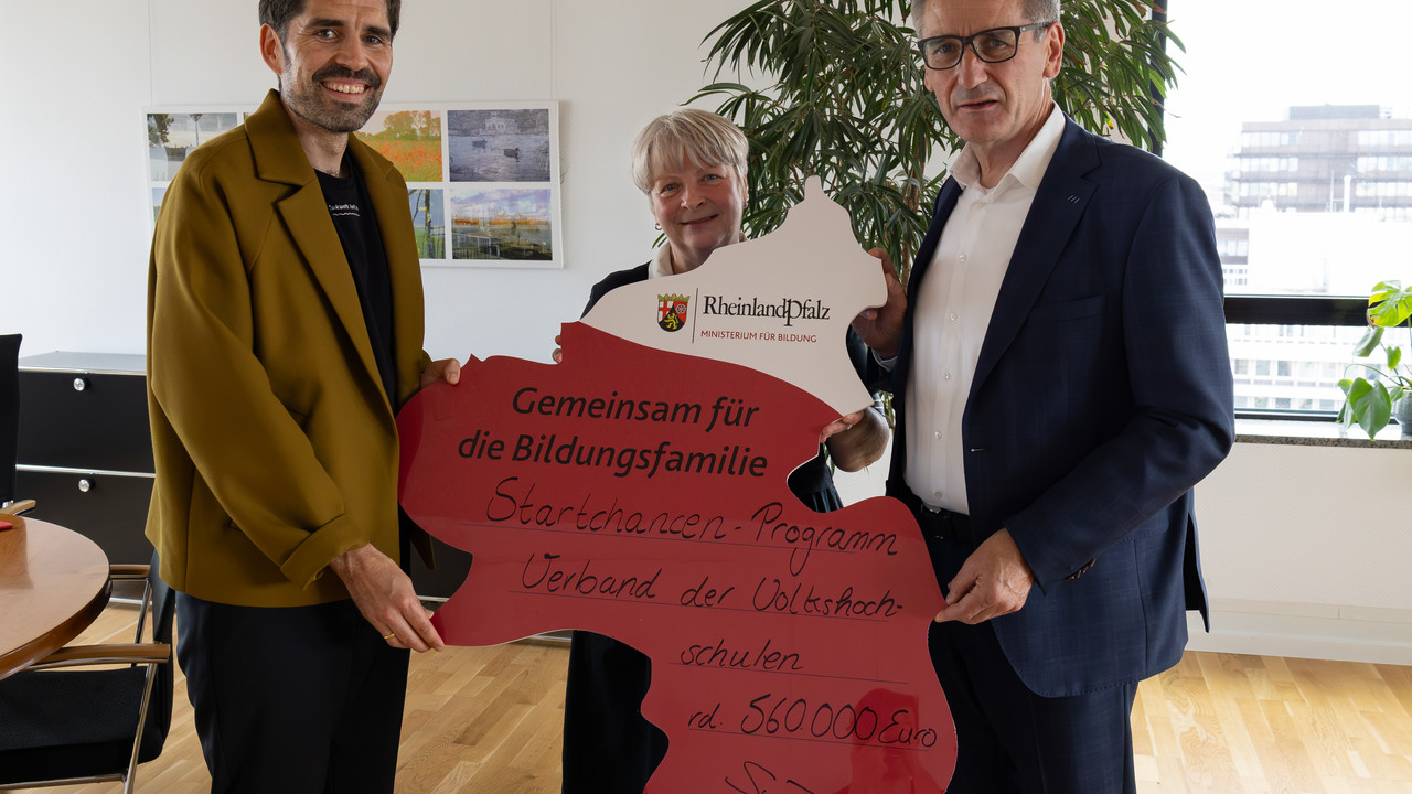Bildungsminister Sven Teuber, Ute Friedrich vom vhs Landesverband Rheinland-Pfalz und Landtagspräsident Hendrik Hering 