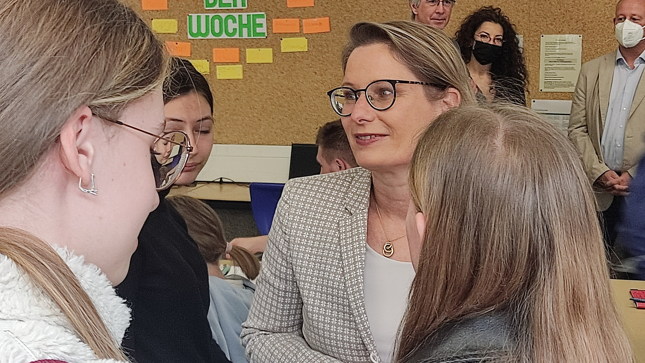 Bildungsministerin Dr. Stefanie Hubig im Gespräch mit ukrainischen Schülerinnen und Schülern bei einem Besuch am Schlossgymnasium in Mainz im April 2022.