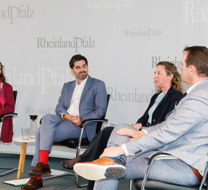 von links: Claudia Manz-Knoll von der Verbandsgemeinde Nordpfälzer Land, Bildungsminister Sven Teuber, Claudia Klein von der Verbandgemeinde Rheinauen und Bürgermeister Thomas Przybylla von der Verbandsgemeinde Weißenthurm.