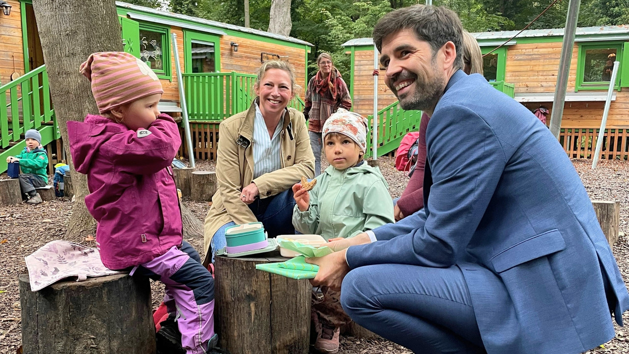 Bildungsminister Sven Teuber besucht die Kita in Waldsee. 