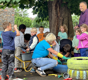 RPR1.-Moderator Andreas Kunze (rechts) hatte viel Spaß bei seinem Besuch in der Kita St. Barbara in Lahnstein.