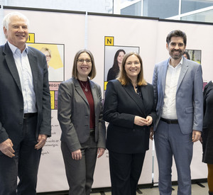 Präsentation der Ausstellung beim Regionalen MINT-Gipfel in Bingen im November 2025 mit Dr. Peter Emde (Vorsitzender VDI Landesverband Rheinland-Pfalz), Dr.-Ing. Andrea Gassmann (Geschäftsführerin EXPERIMINTA), Katharina Binz (Ministerin für Familie, Frauen, Kultur und Integration), Sven Teuber (Minister für Bildung) und Dr.-Ing. Christiane Bucher