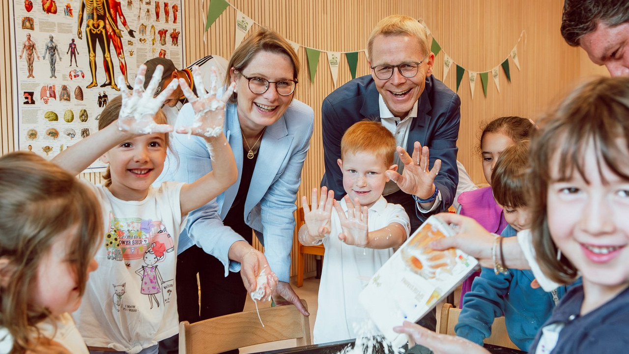Bildungsministerin Dr. Stefanie Hubig beim Besuch der Kita Weinbergwichtel in Nieder-Olm im Juni 2024.