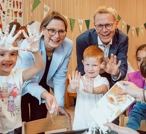 Bildungsministerin Dr. Stefanie Hubig beim Besuch der Kita Weinbergwichtel in Nieder-Olm im Juni 2024.